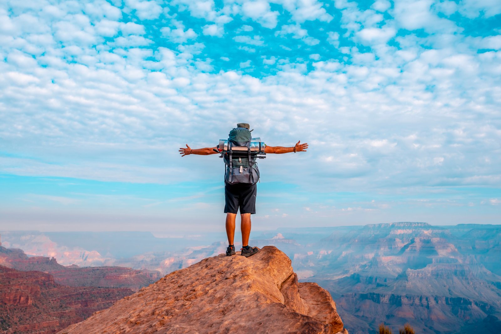 detail-young-man-with-open-arms-viewpoint-descent-south-kaibab-trailhead-grand-canyon-arizona