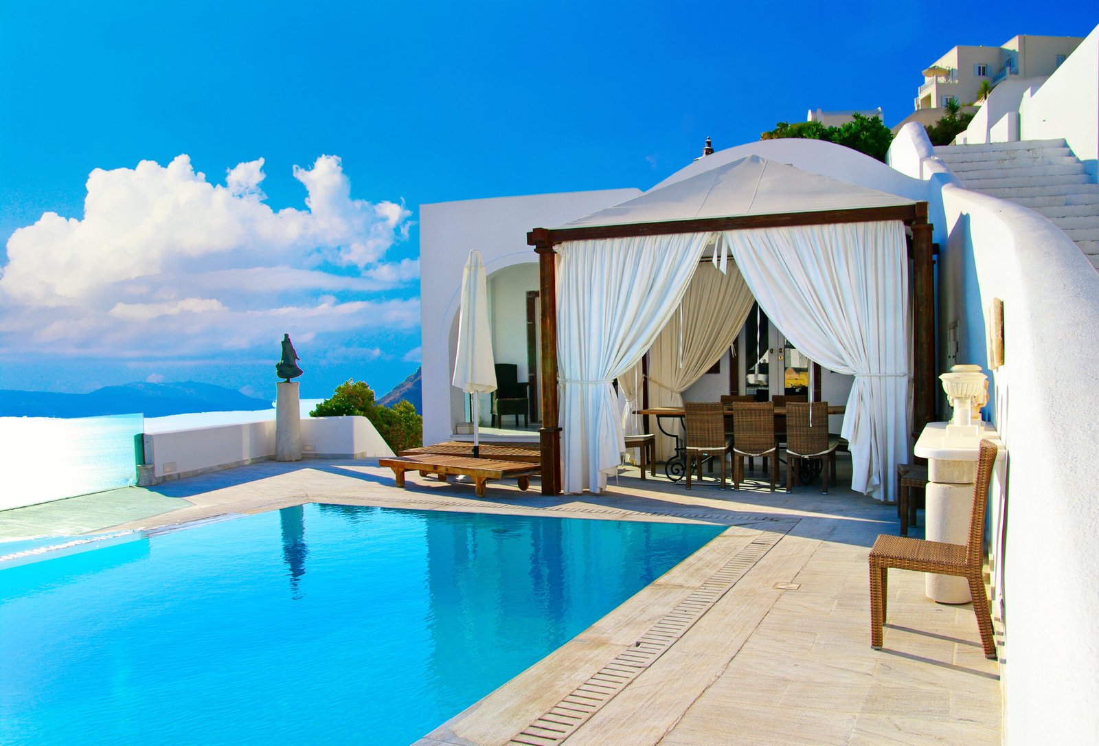 romantic-holidays-luxury-santorini-resorts-oia-village-greece-travel